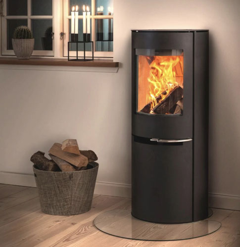 Aduro Hybridofen für Scheitholz und Pellets im Wohnraum