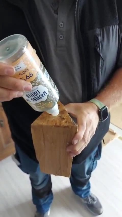 Spülmittel-Test an einem Brennholzscheit im Ofen-Team-Ratgebervideo zur Holzfeuchte