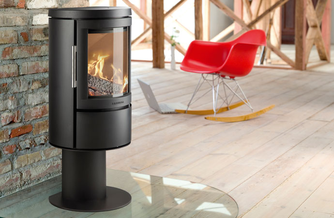 HWAM 2620c Original-Produktbild mit Ofen Team Beratung und Montage