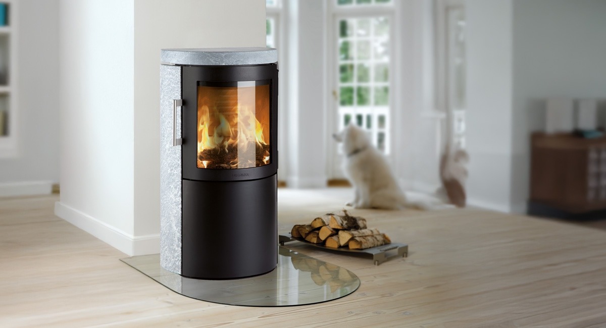 HWAM 3420c Speckstein Original-Produktbild mit Ofen Team Beratung und Montage